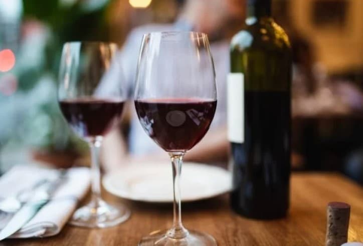 Trump ameaça França com tarifa de 100% sobre vinhos