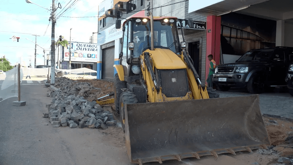Obra prevista para a Copa de 2014, requalificação de calçadas causa transtornos para moradores e comerciantes de Natal