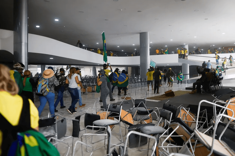 Governo Lula exonerou, em média, dez militares do GSI por semana
