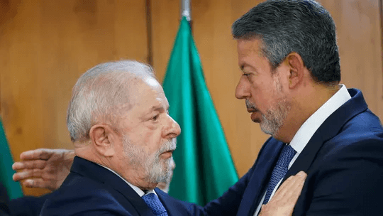 Lula sabe que errou ao montar ministério, diz Lira a aliados