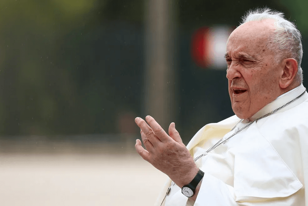 Papa diz que a Igreja deve ser aberta a LGBTQIA+, mas que há regras