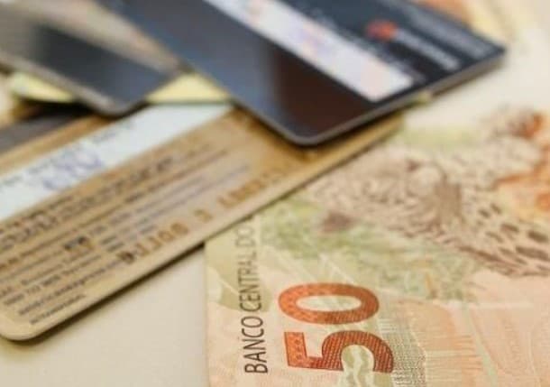 Inadimplência de quem paga à vista equivale à de quem parcela compras no cartão, diz estudo