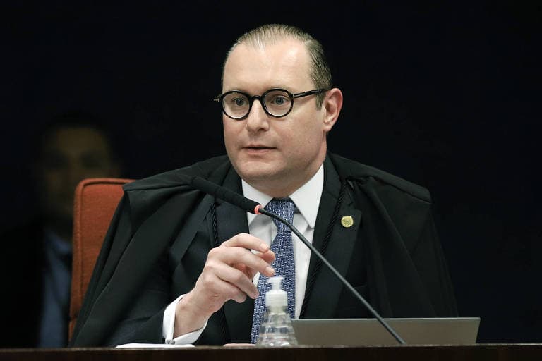 Resolução do PT manda recado velado contra Cristiano Zanin