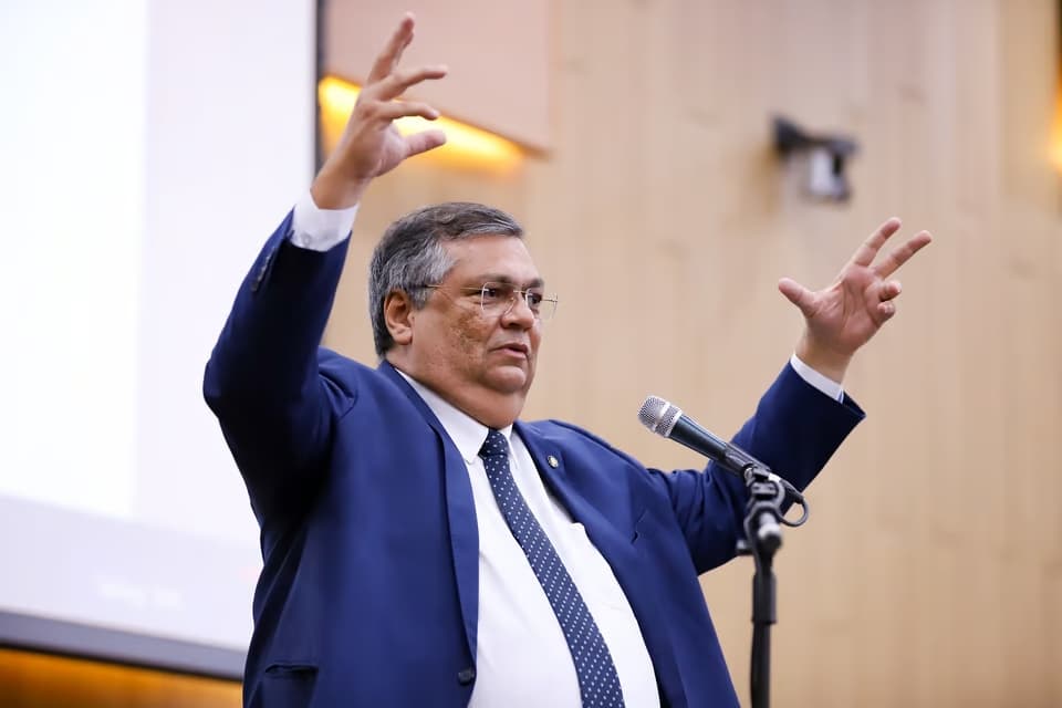 O espetáculo do “animador de auditório” Flávio Dino