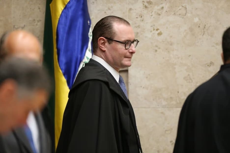 Zanin é bombardeado por militância nas redes, mas políticos se calam sobre voto contra LGBTQIA+