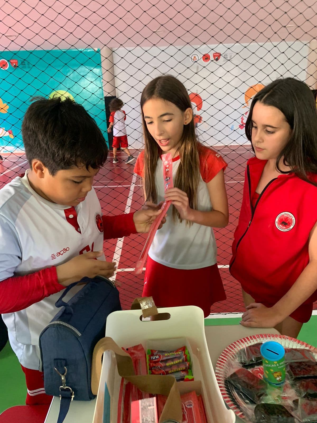 Trocas e Trocos: projeto educacional leva a crianças temas como consumo consciente, economia e doações