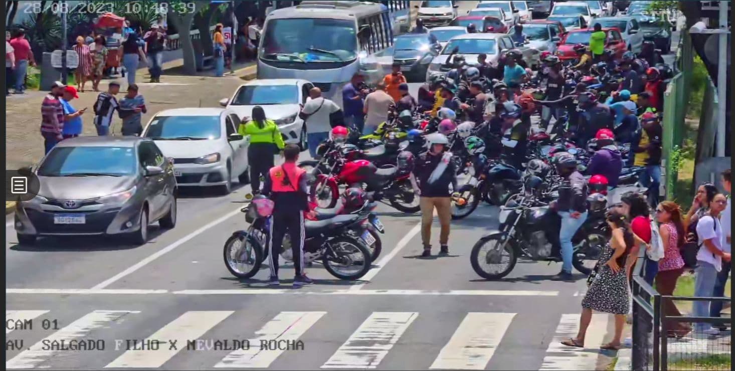 Protesto de motociclistas deixa trânsito lento na avenida Salgado Filho