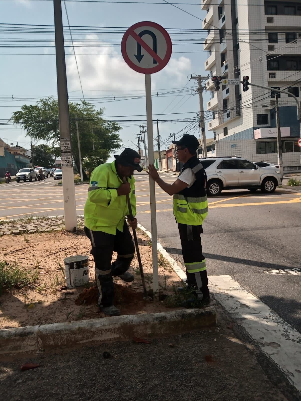 VÍDEO: SÓ FALTAVA ESSA: Homem é flagrado furtando placa de trânsito na avenida Nevaldo Rocha