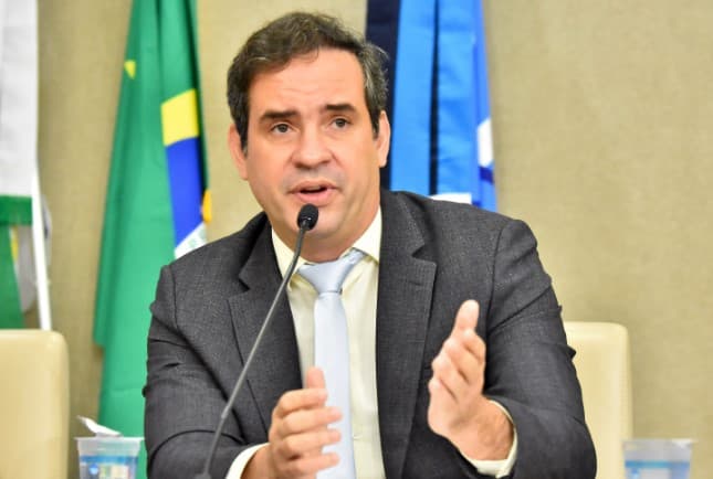 Na Assembleia, secretário da Fazenda assegura pagamento em dia da folha mensal e do décimo terceiro