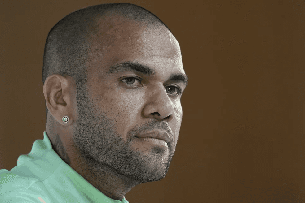 Preso, Daniel Alves é formalmente acusado pela Justiça e vira réu por estupro na Espanha