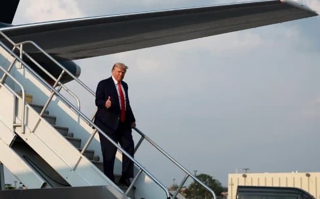 Trump se entrega à Justiça para ser fichado por acusação de fraude eleitoral