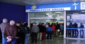 Fila do INSS tem 7 milhões de pessoas e meses de espera