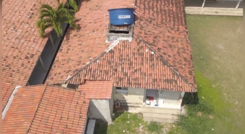 Caixa d'água vira sobre telhado de escola em São Gonçalo do Amarante e aulas são suspensas