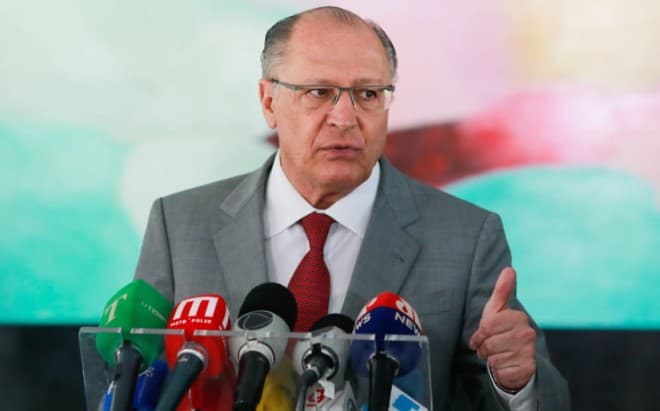 Percentual de álcool na gasolina pode aumentar de 27% para 30%, diz Alckmin