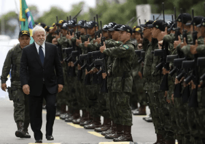 Governo finaliza proposta para proibir militar em cargo político e diz mirar neutralidade das Forças