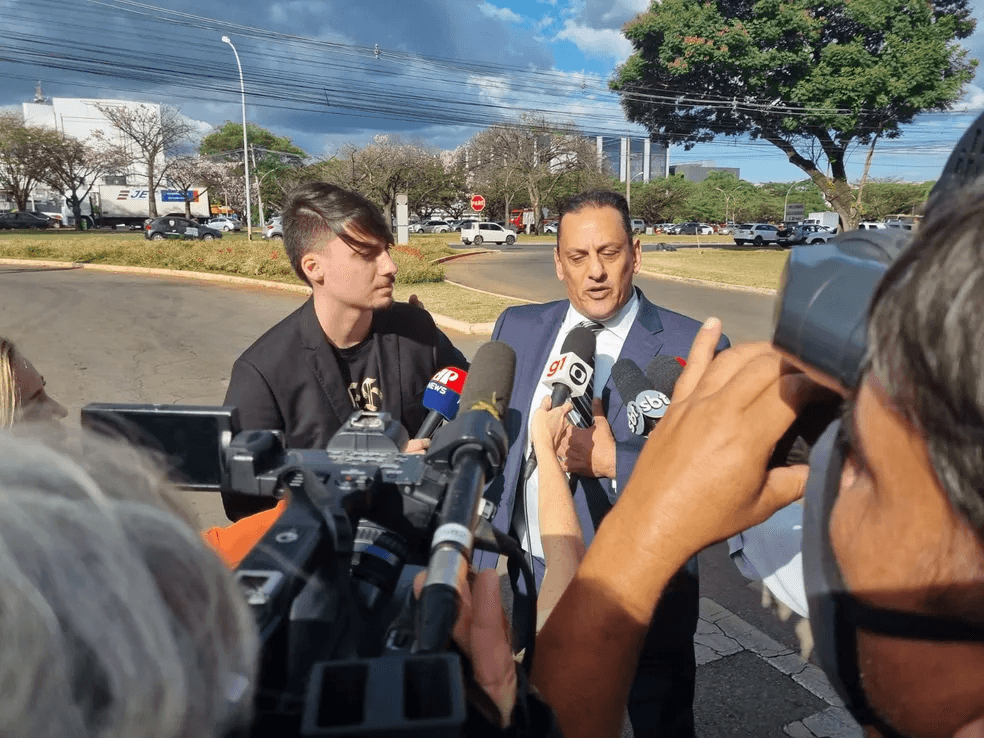 PF não vê relevância em celular de Bolsonaro e foca em aparelhos de Wassef e Jair Renan
