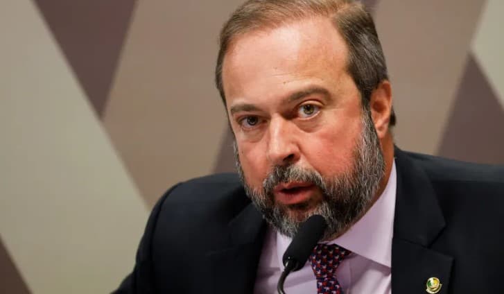 Preços de combustíveis praticados internamente estão “no limite” para reajuste, diz ministro de Minas e Energia