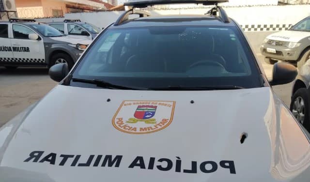 Viatura da PM é atingida por tiro durante perseguição em Mãe Luiza