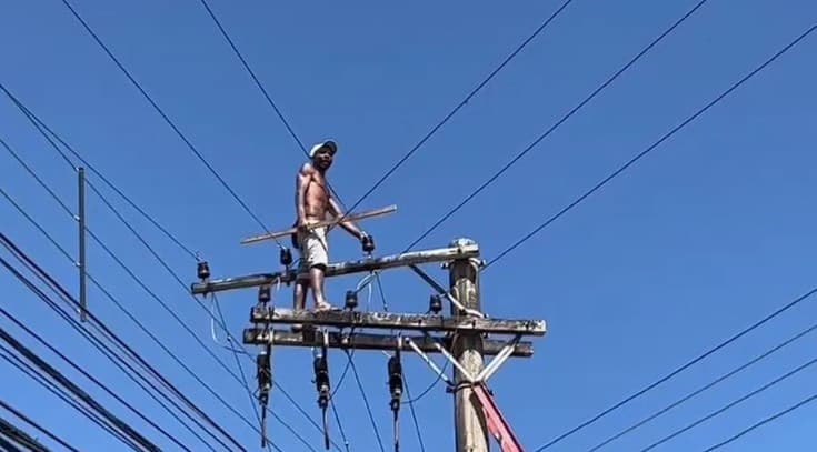 Homem sobe em poste de 10 metros de altura para fugir da PM, vira a noite e deixa centenas de moradores sem energia elétrica