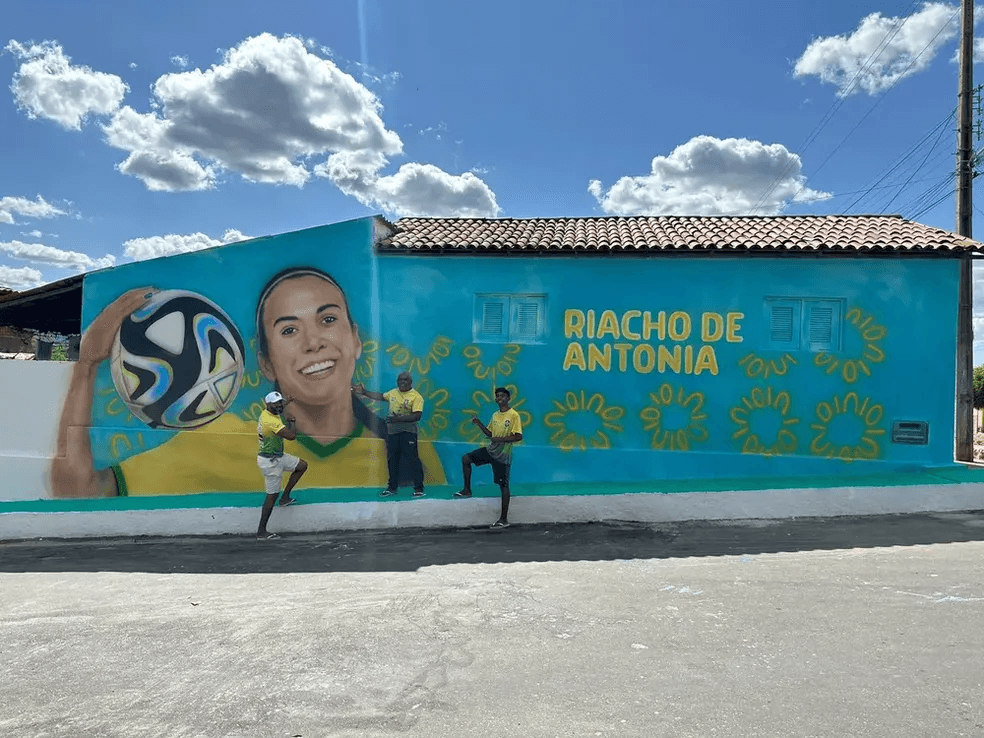 ‘Riacho de Antonia': Lateral da Seleção ganha homenagem com painel na cidade onde nasceu