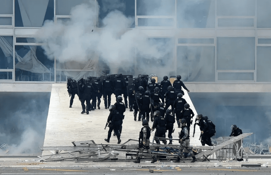 8 de janeiro: Ministério da Defesa preparou minuta de GLO para fazer operação militar contra atos