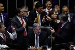 Lula negocia mais dinheiro para o centrão em meio a reforma ministerial