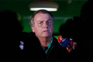Bolsonaro será internado para tratar distúrbios digestivos; entenda as cirurgias