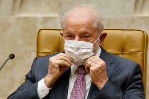 Cirurgia transcorreu normalmente e Lula sairá do hospital andando, diz equipe médica