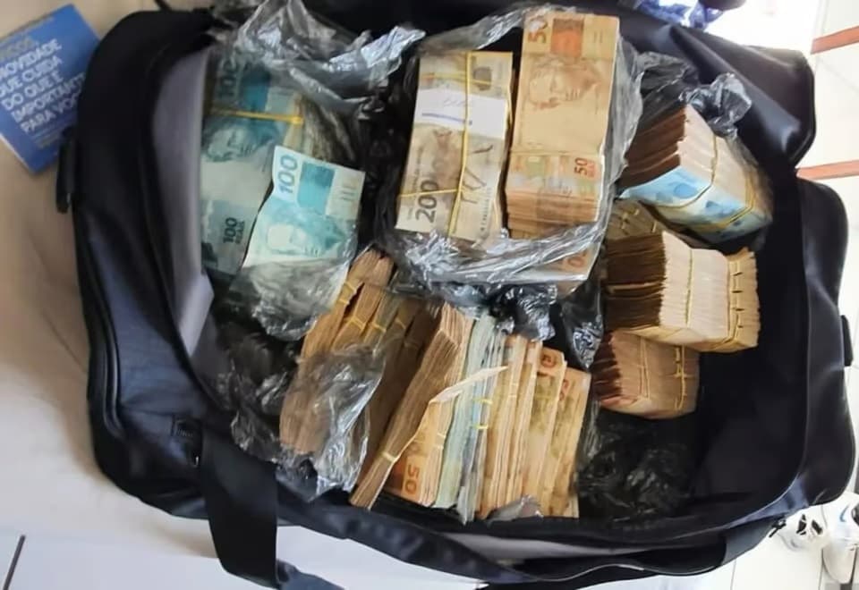 PF apreende mala lotada de dinheiro em operação que mira ministro de Lula