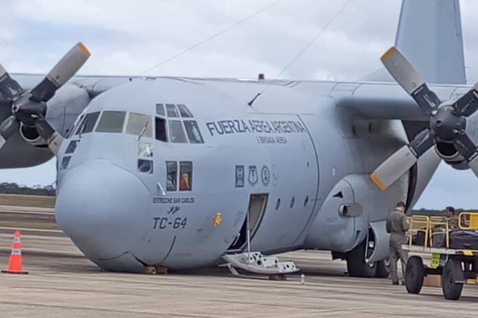 FOTOS: Avião militar C-130 Hércules da Argentina colapsa o trem de pouso no aeroporto de Natal