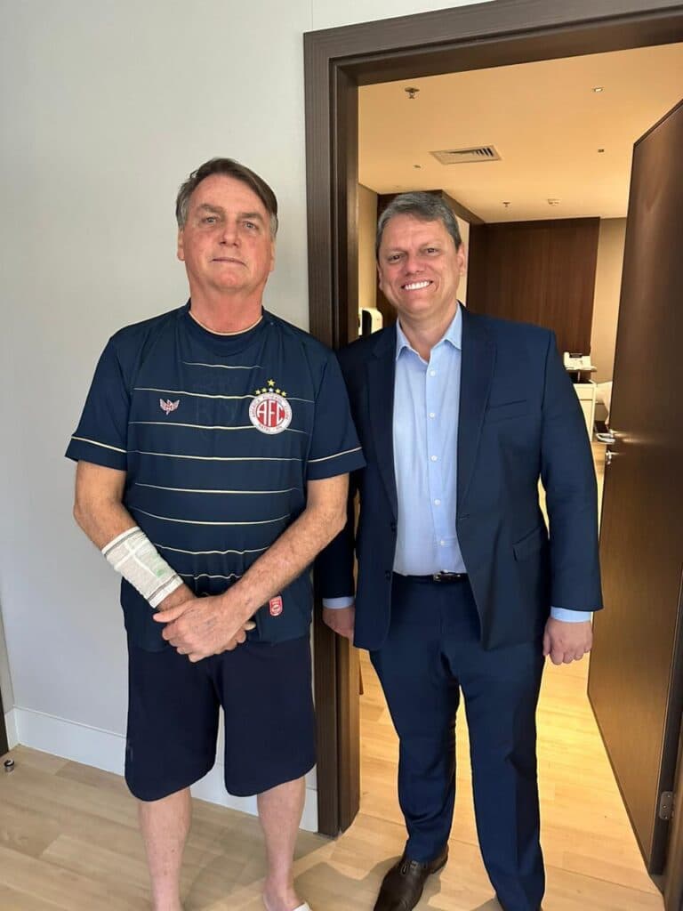 Após cirurgias, Bolsonaro usa camisa do América RN que recebeu de deputado potiguar