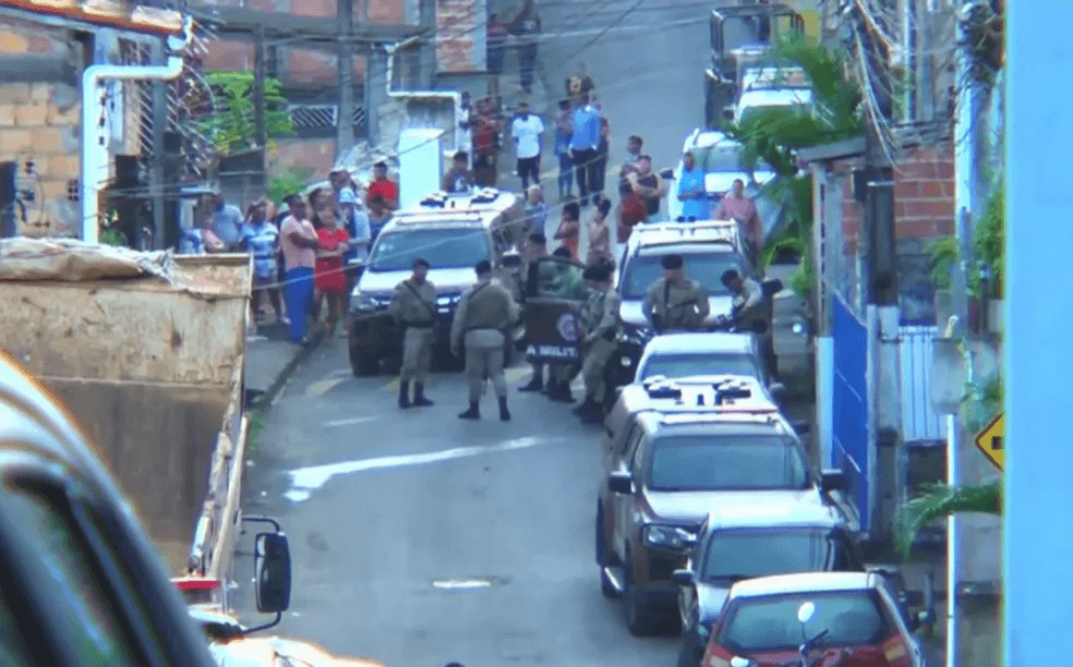 Grupo criminoso faz família de refém por 8 horas e transmite em ‘live' em Salvador