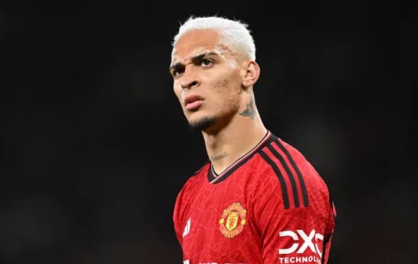 Após ser cortado da Seleção Brasileira, Antony é afastado no Manchester United em acordo mútuo durante investigação por agressão à ex-namorada
