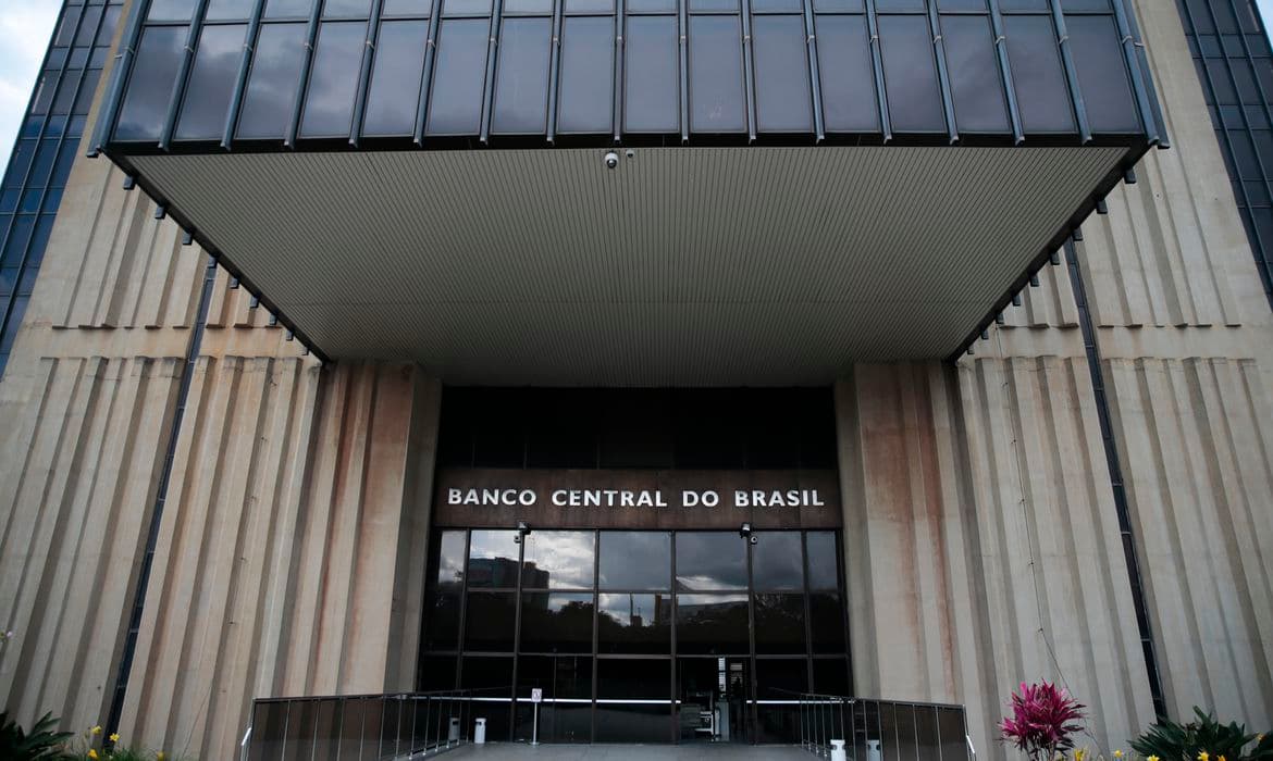Banco Central reduz taxa de juros a 12,75%, menor nível em 16 meses