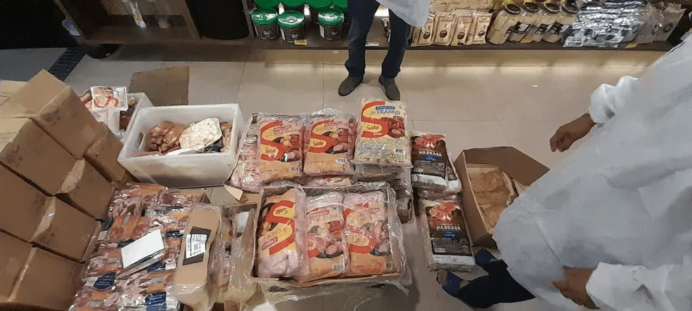 FOTOS: Fiscais apreendem toneladas de carnes vencidas ou com validade adulterada em frigorífico no interior do RN