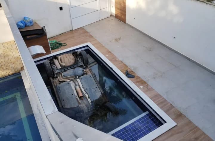 FOTOS: Mulher morre afogada após carro cair dentro de piscina de casa no litoral de SP