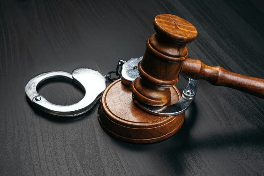 Homem é preso ao ser filmado agredindo esposa e solto um dia depois em audiência de custódia em Natal
