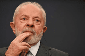Equipe com 20 pessoas viaja para cirurgia de Lula