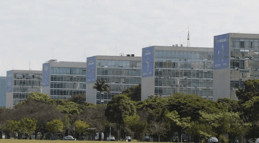 Governo congela R$ 7,7 bilhões e remaneja verba sem alívio para ministérios