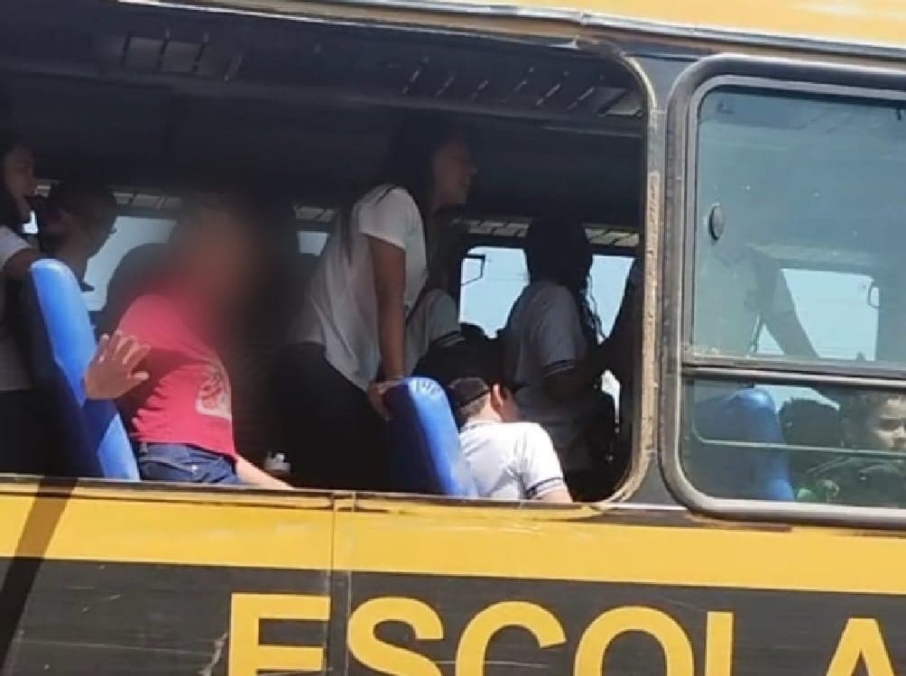 VÍDEO: PERIGO: Janela de ônibus quebrada coloca estudantes em perigo em Campo Grande