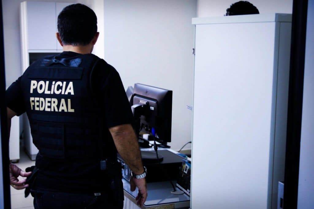 Polícia Federal faz operação na Paraíba contra grupo do tráfico que construiu pousada milionária em Pipa