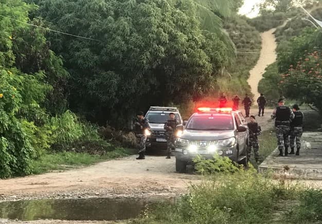Bandidos fazem arrastão em supermercado em Ponta Negra, um criminoso é baleado após troca de tiros com policiais e dois fogem por região de mata