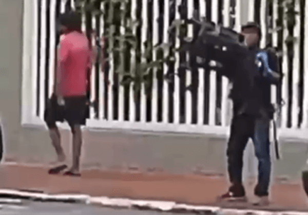 VÍDEO: Flagrado furtando fios, homem ameaça trabalhadores e até um segurança com uma faca em Natal