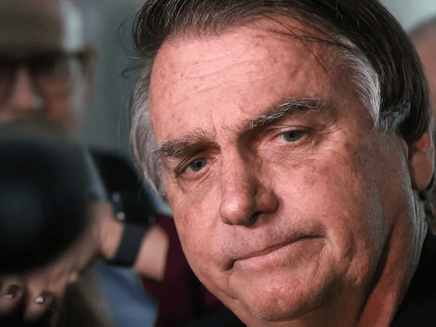 Cirurgias de Bolsonaro foram satisfatórias e ex-presidente está em recuperação, diz boletim médico