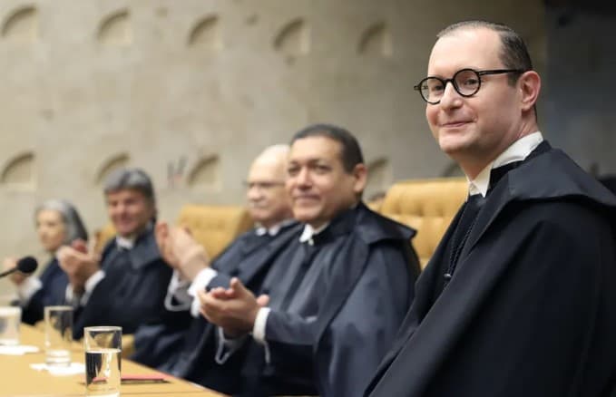 Críticas da esquerda e voto garantista marcam primeiro mês de Zanin no STF