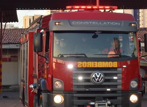 Bombeiros controlam incêndio em área de vegetação às margens da BR-101 em Natal