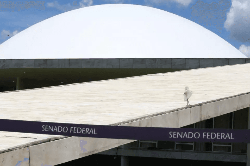Farra de cargos no Senado entulha gabinetes de assessores