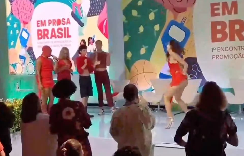 Quanto recebeu o grupo que fez "dança erótica" em evento do Ministério da Saúde?