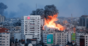 Israel e Hamas: 3º dia de conflito começa com 1,2 mil mortes confirmadas e novos ataques