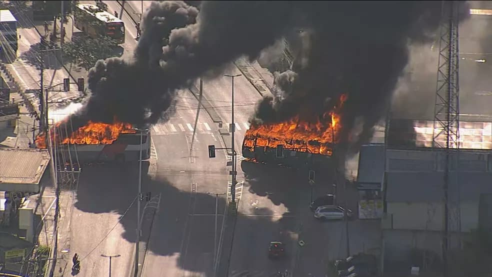 FOTO E VÍDEO: Zona Oeste do Rio de Janeiro tem 35 ônibus e trem incendiados após sobrinho do miliciano Zinho ser morto pela polícia; BRT é interrompido
